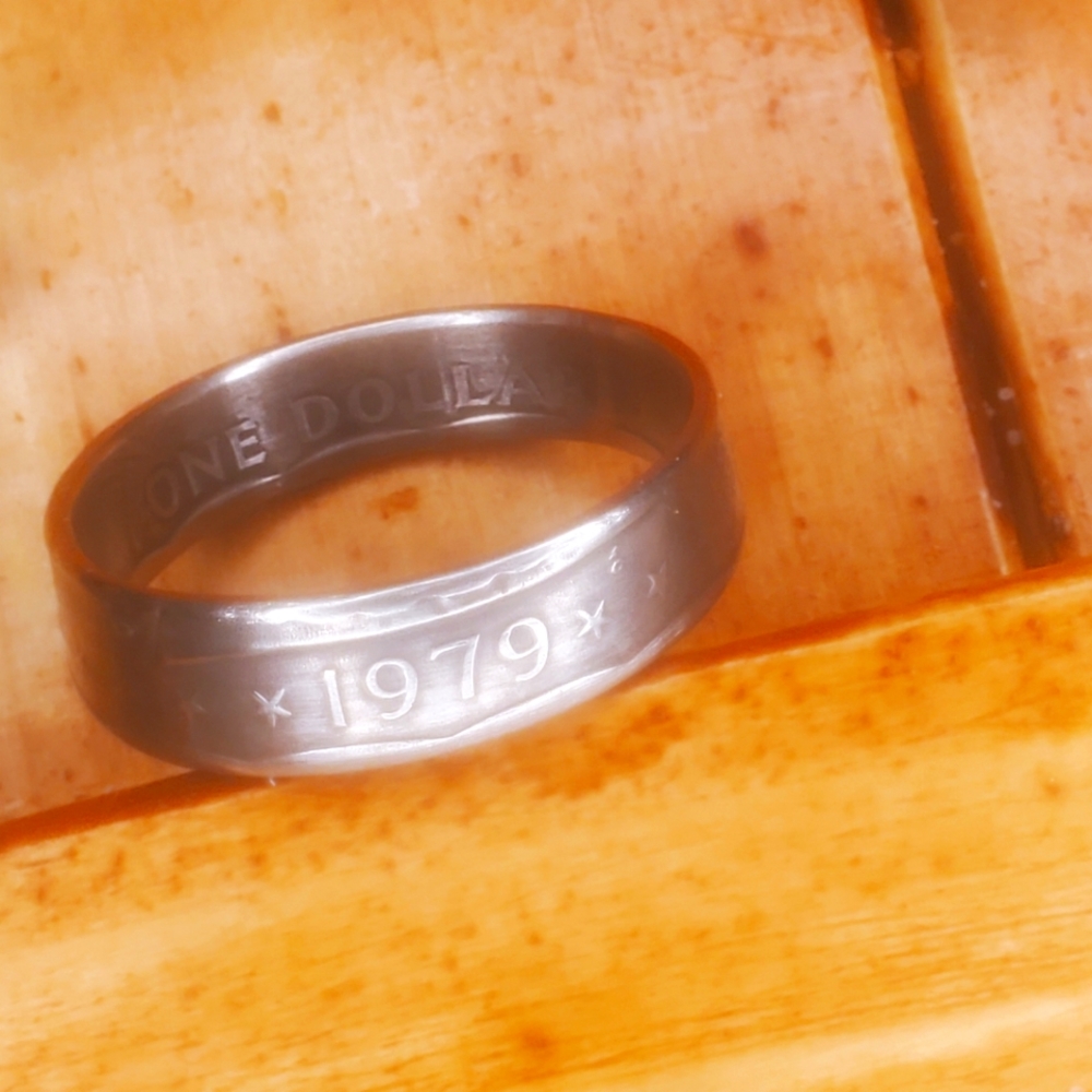 1979 Susan B Anthony one dollar coin ring sz12